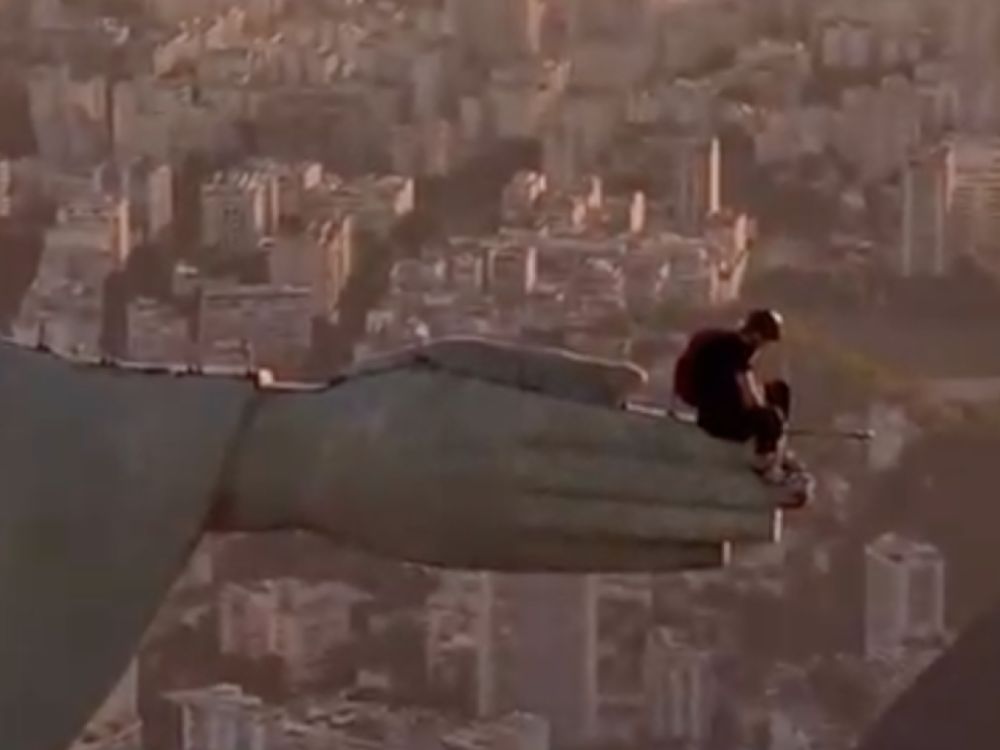 Homem no Cristo Redentor